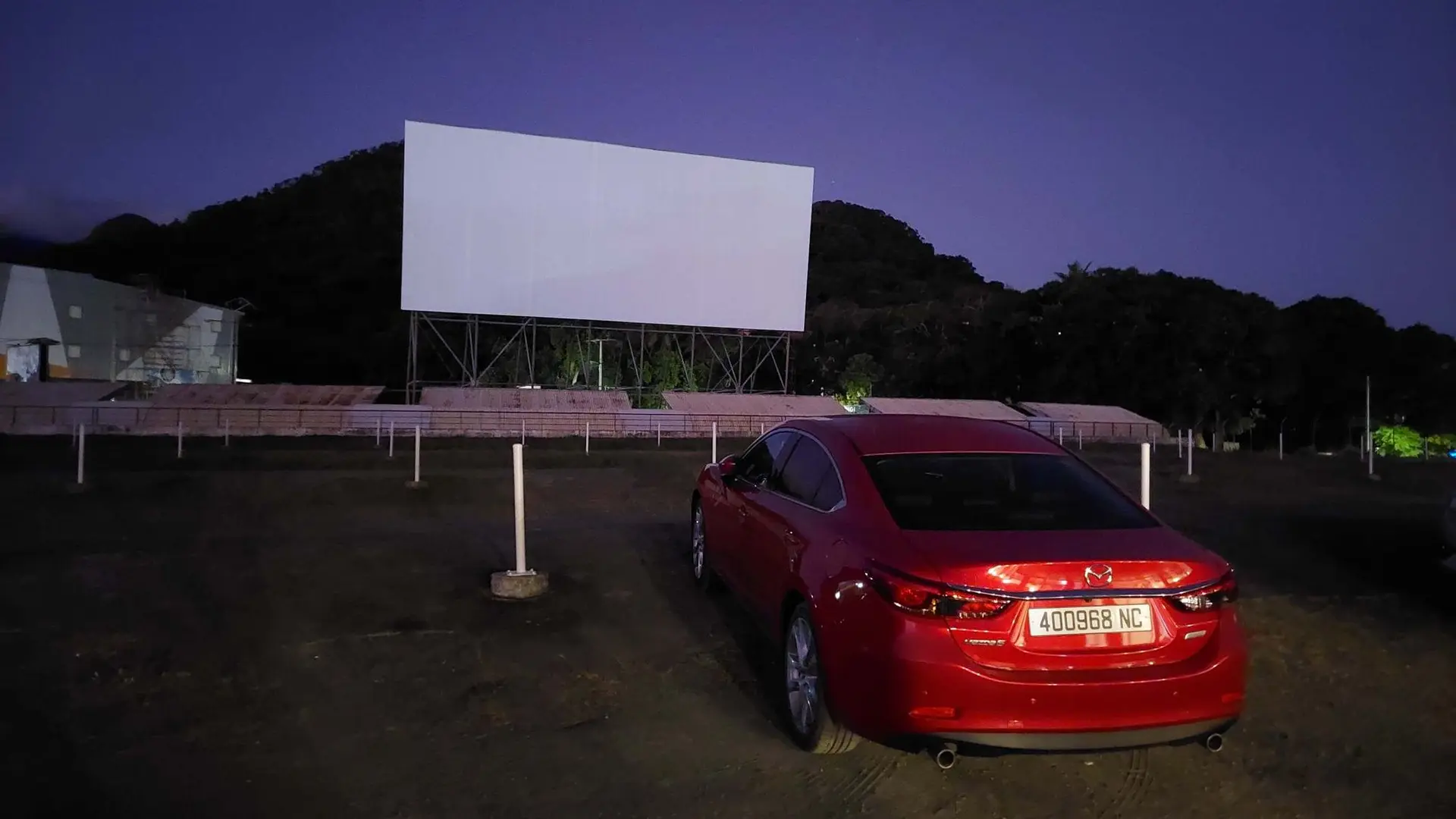 l'écran du drive in en pleine air unique en nouvelle -calédonie