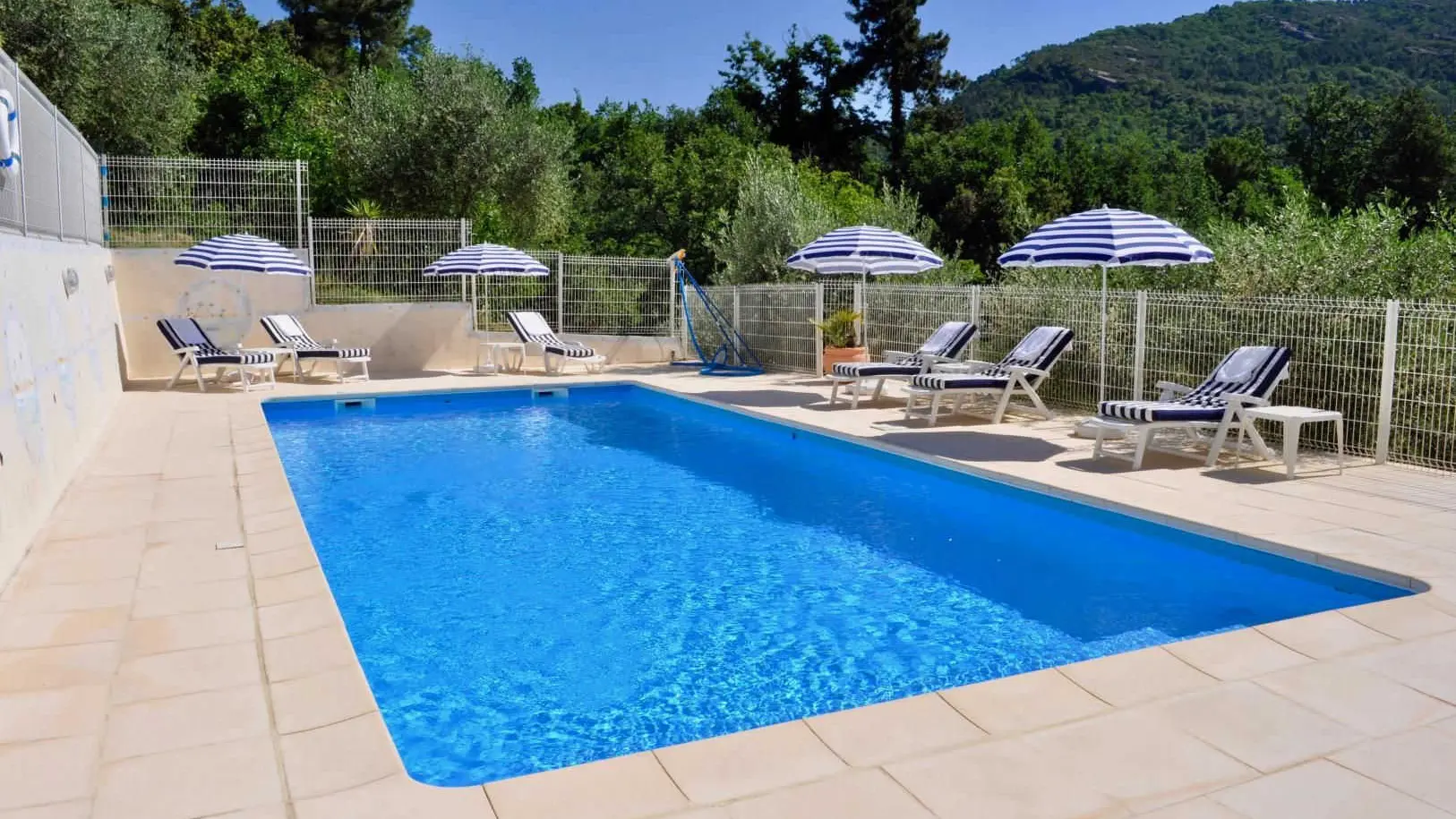 Piscine Gîte Le Palmier Gîtes de France Côte d'Azur Alpes-Maritimes à Bendejun