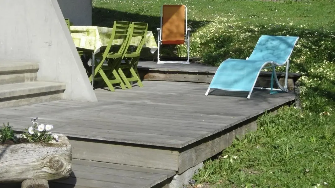 Terrasse avec salon de jardin