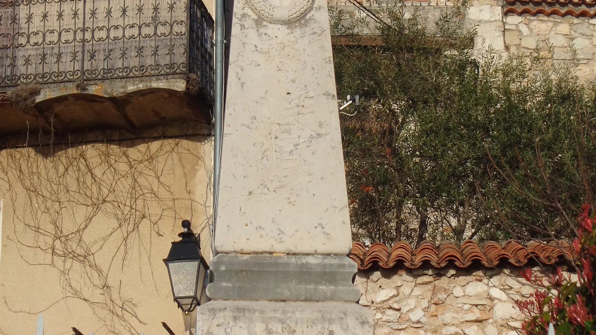 The monument, in marble limestone, surrounded by a wrought iron balustrade