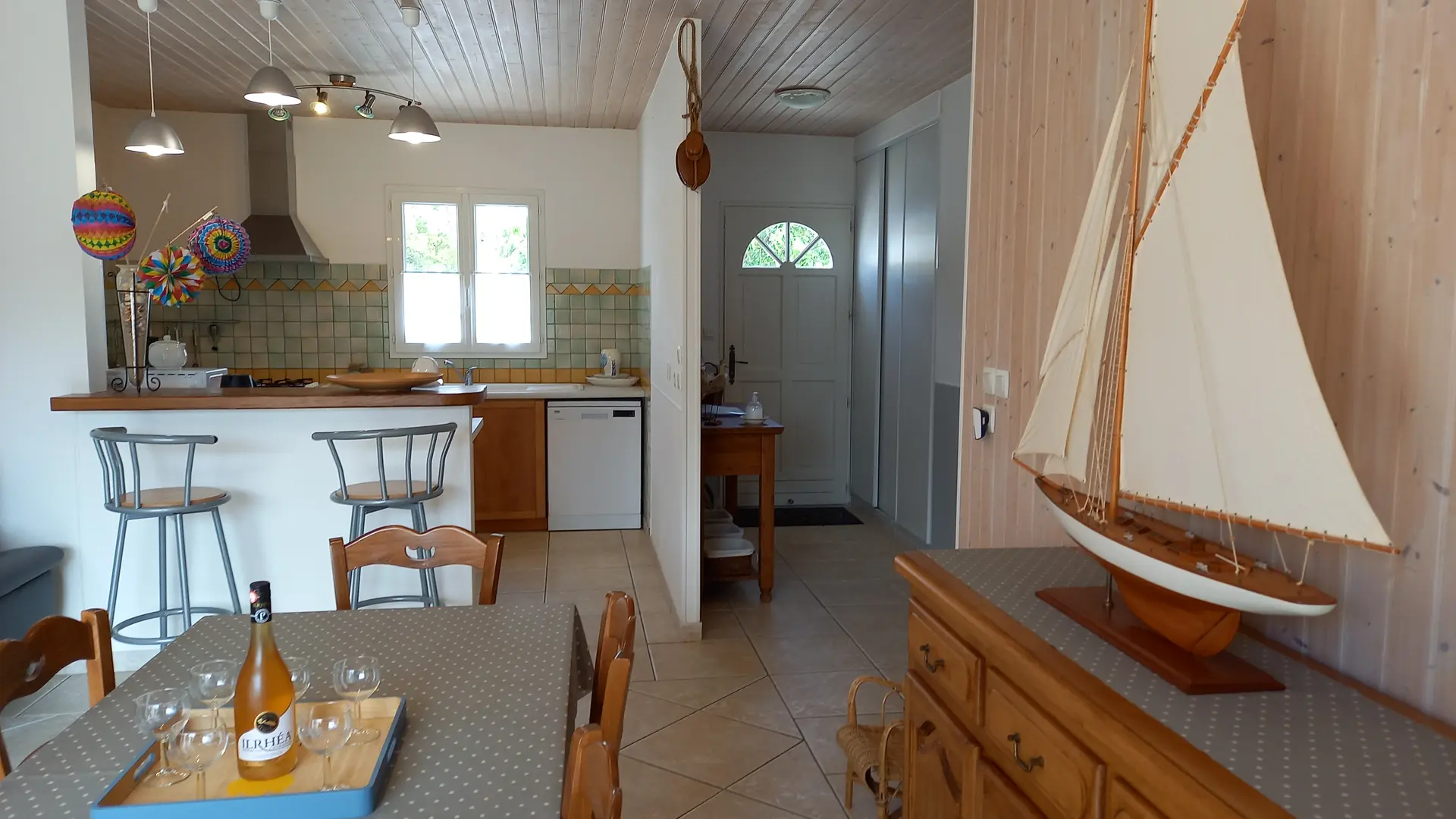 Clos Lavaud - vue salle de séjour, cuisine et entrée