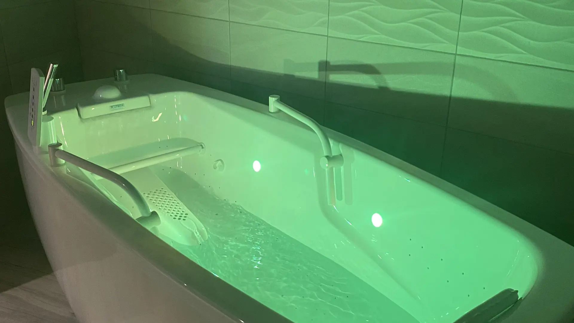 05 Spa / Baignoire à chromothérapie - Les Autanes