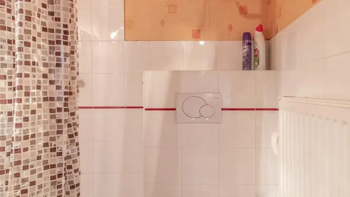 La salle d'eau chambre 2, lavabo, douche et wc