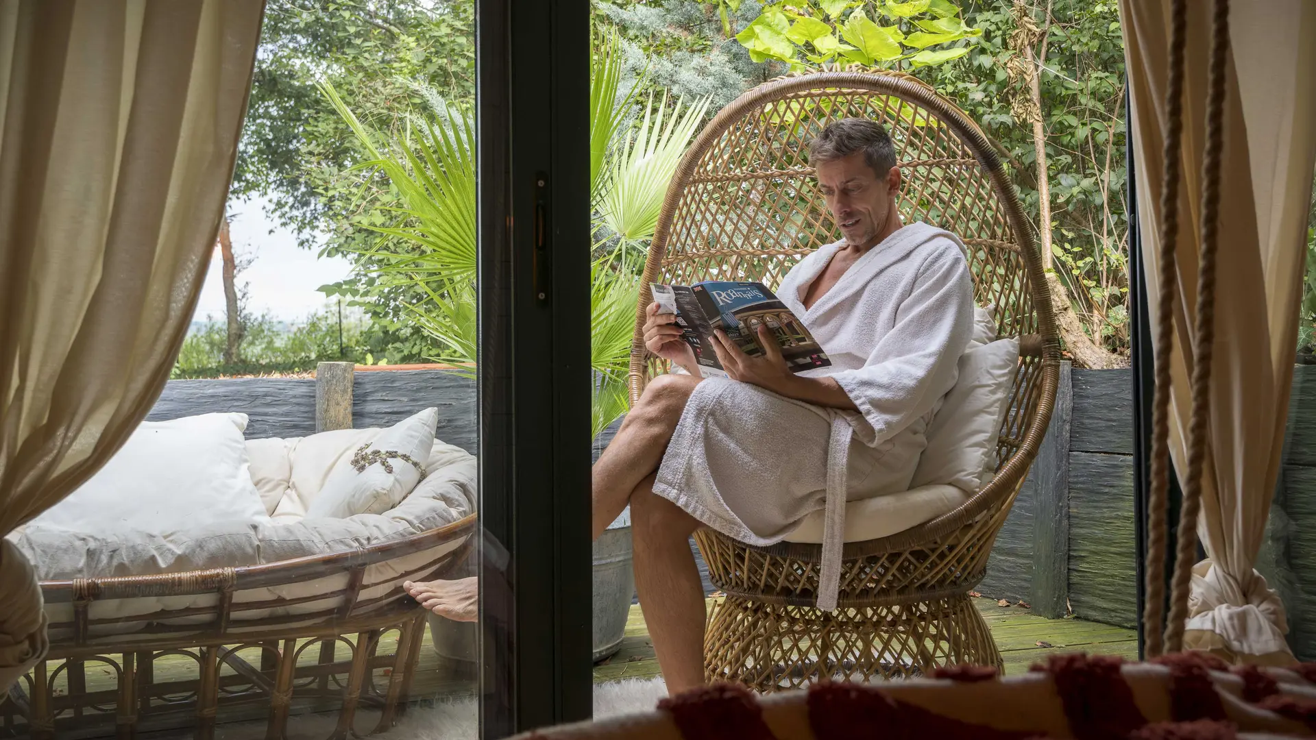 Terrasse intimiste au Domaine ForRest – Escapade insolite en couple dans la Loire