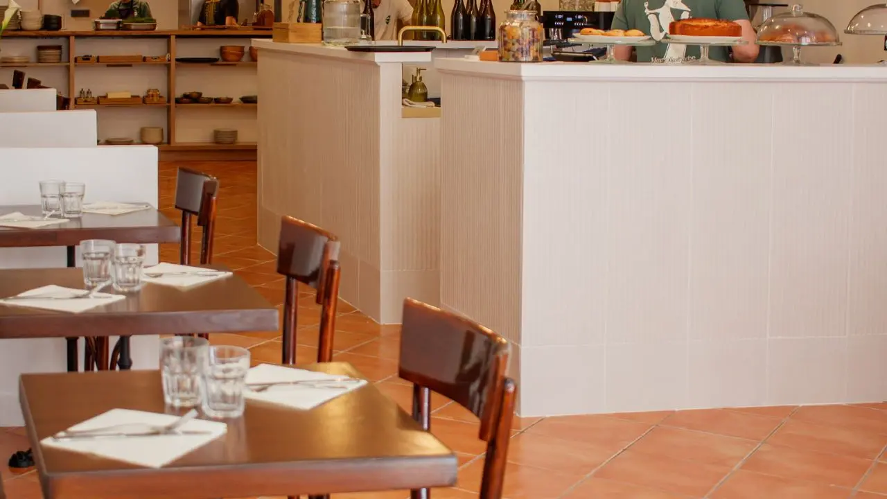 vue de l'intérieur de la salle de restaurant
