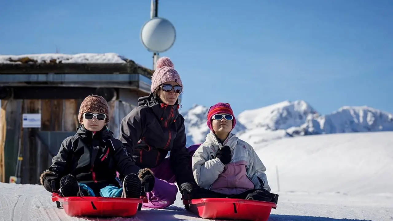 Famille descente en luge