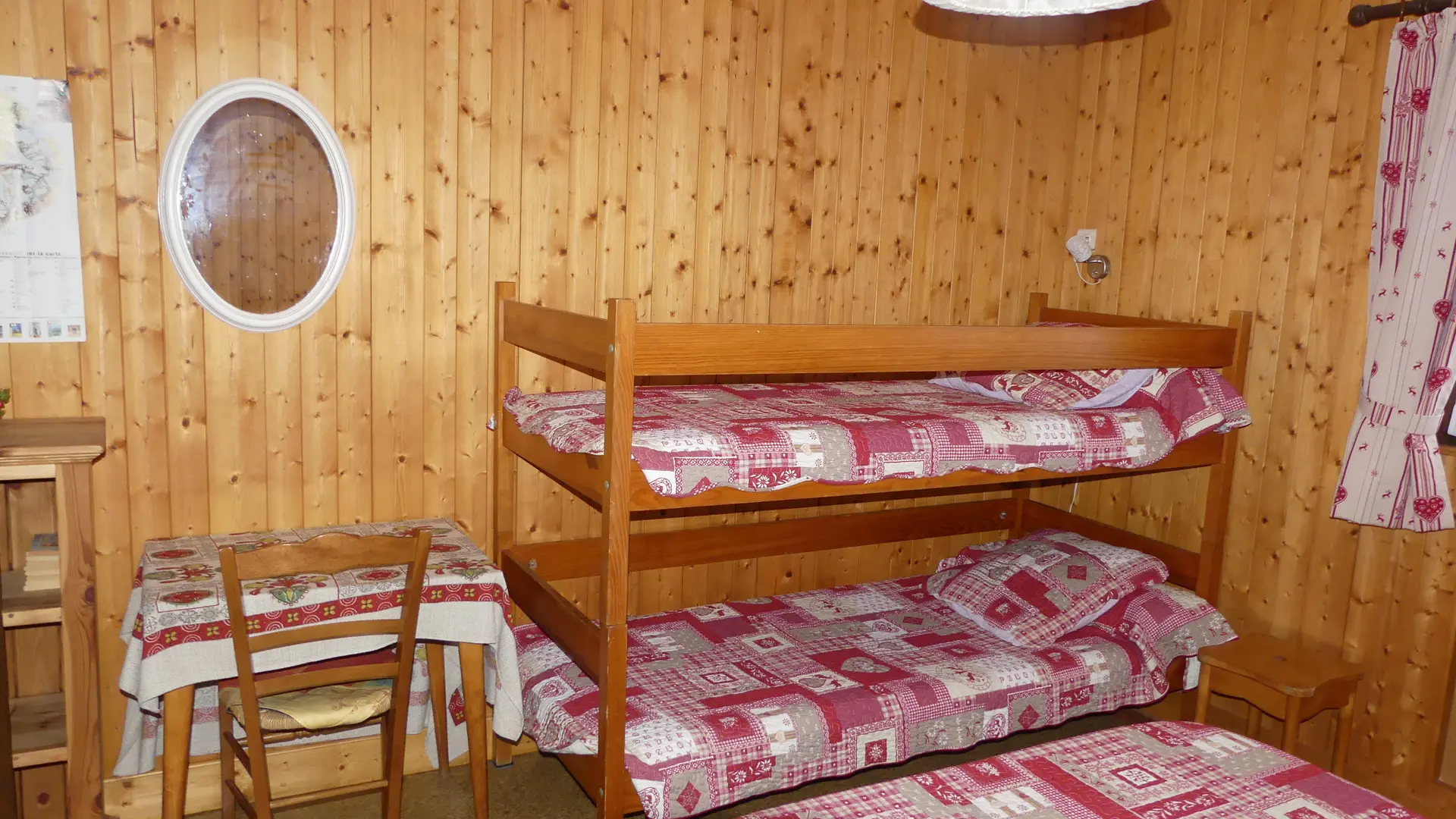 Chambre avec lits superposés et lit double