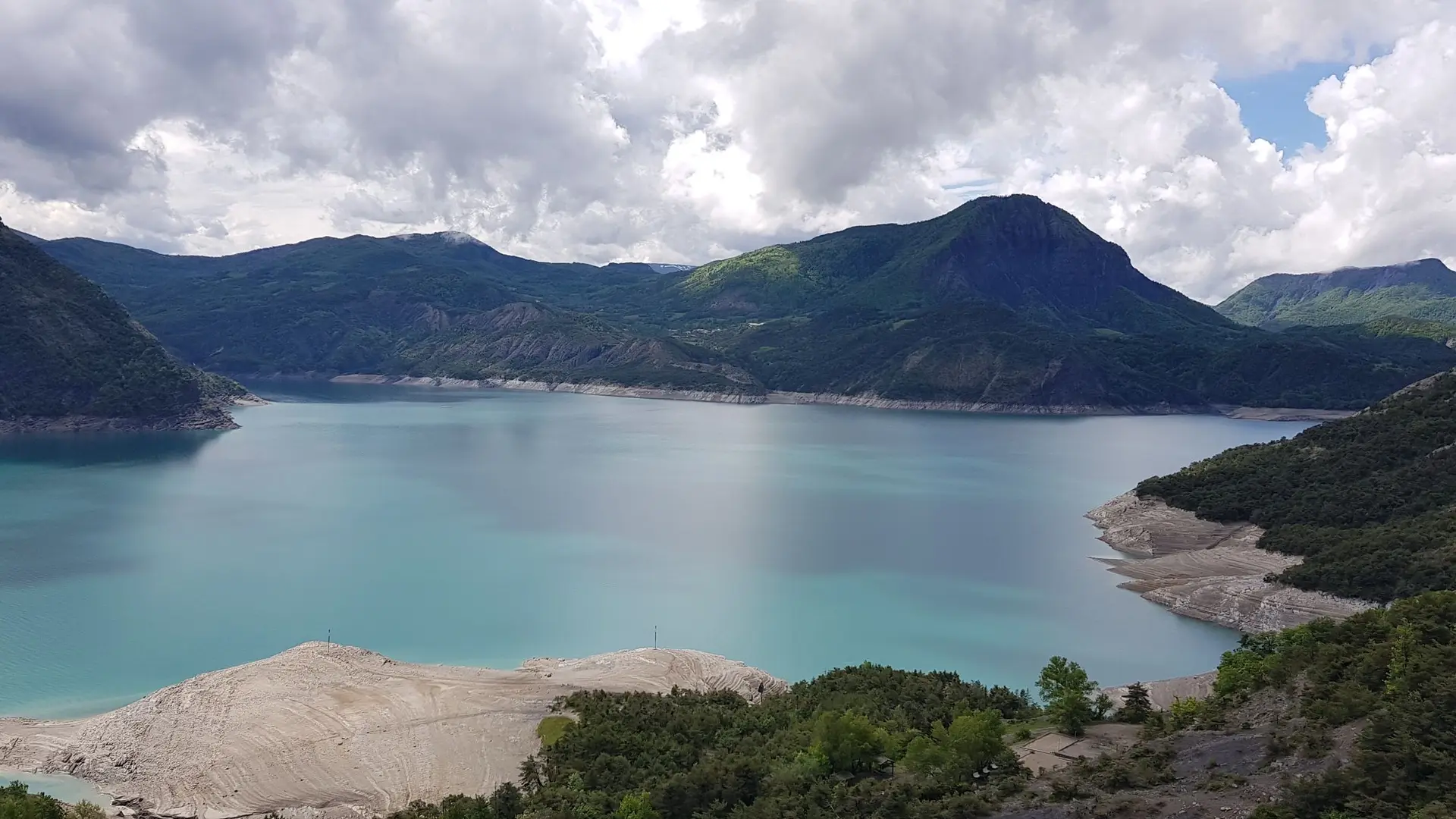 Lac de Serre-Ponçon vers la vallée de l'Ubaye