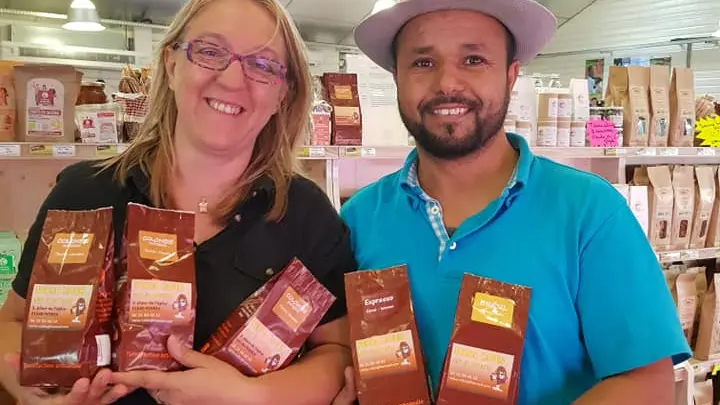 Présentation cafés dans magasin de producteurs