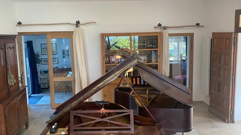 Piano à queue vers la salle de musique