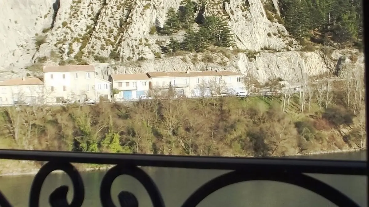 Vue sur le rocher de la Baume