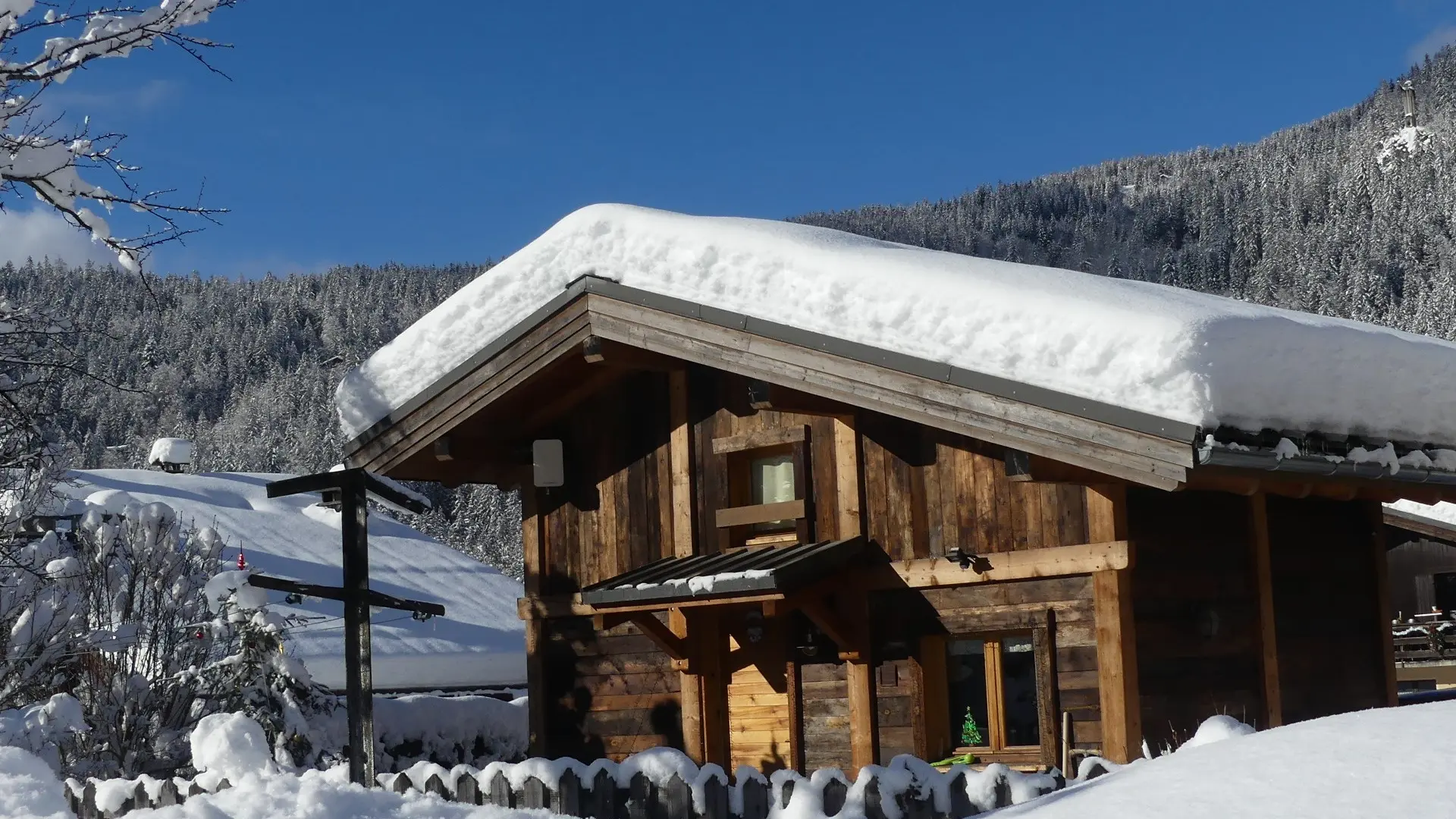 Chalet sous la neige