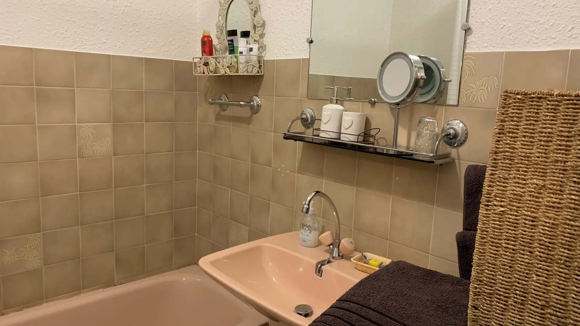 Salle de bain avec machine à laver et draps de bain fournis