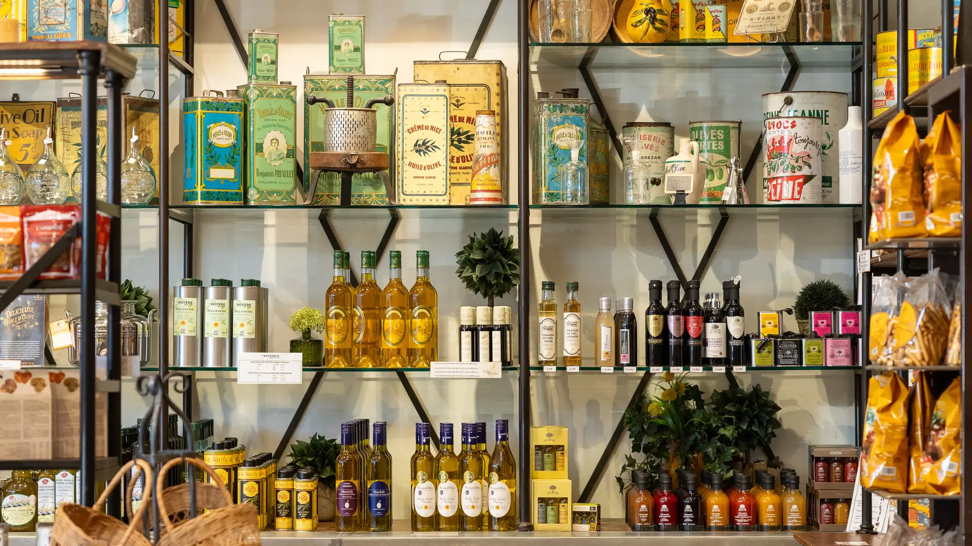 Produits divers sur une étagère en bois