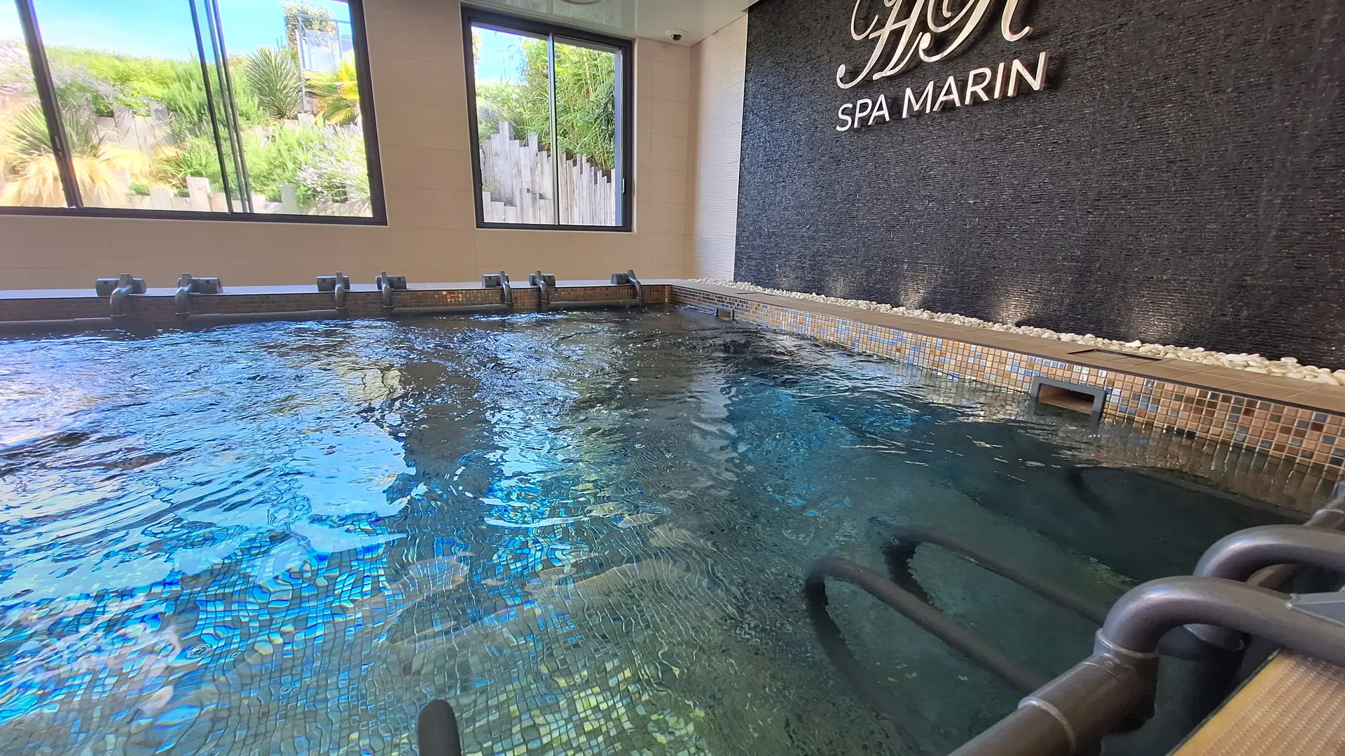 Bassin à l'eau de mer chauffé