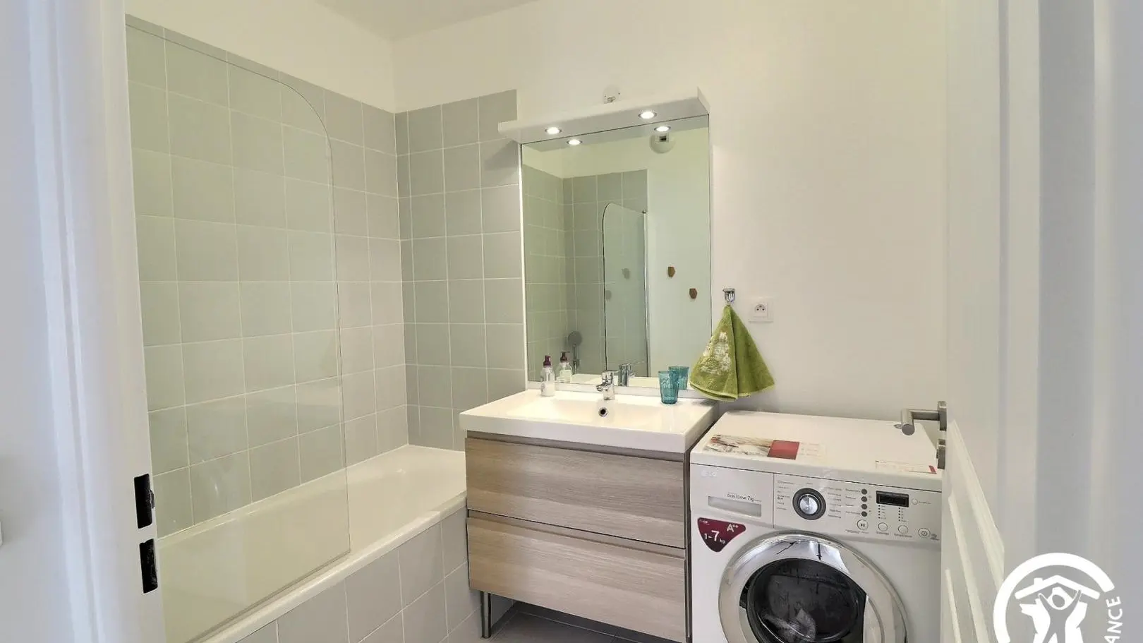 Salle de bain, baignoire et machine à laver