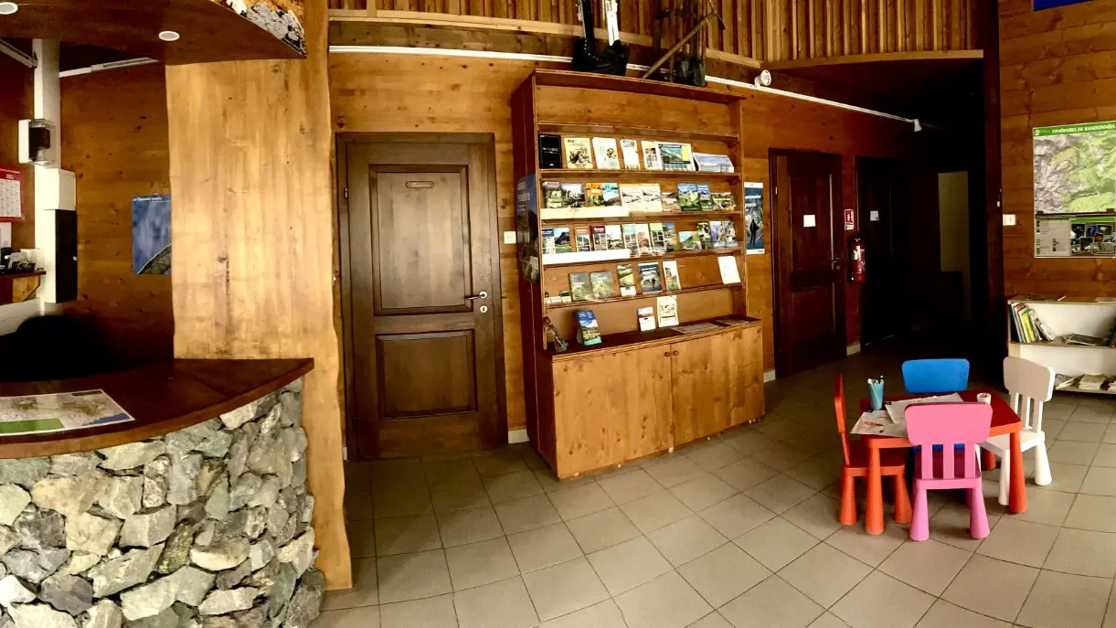 Intérieur chalet d'accueil Casterino