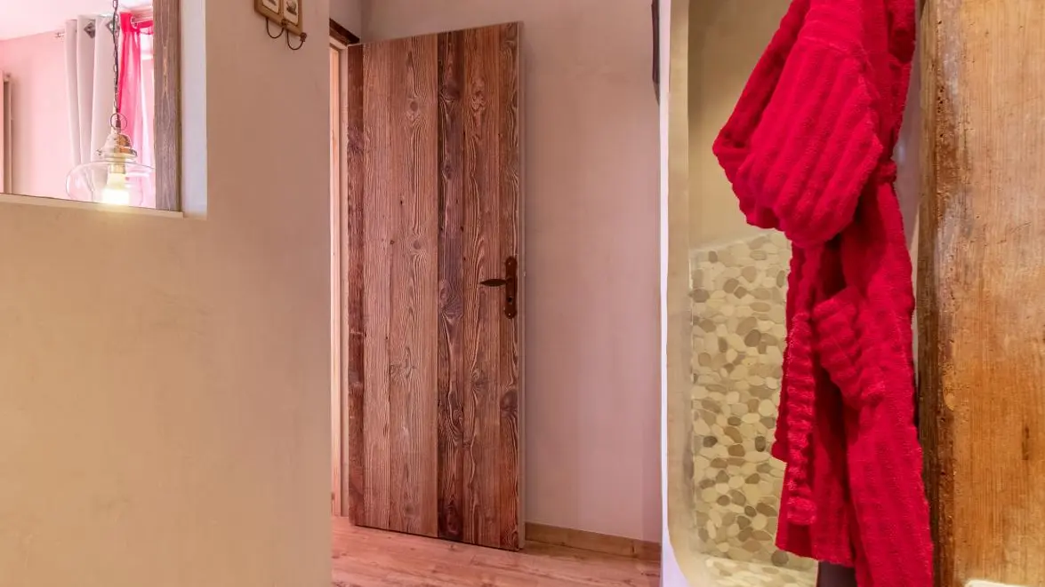 Salle de bains avec douche et baignoire