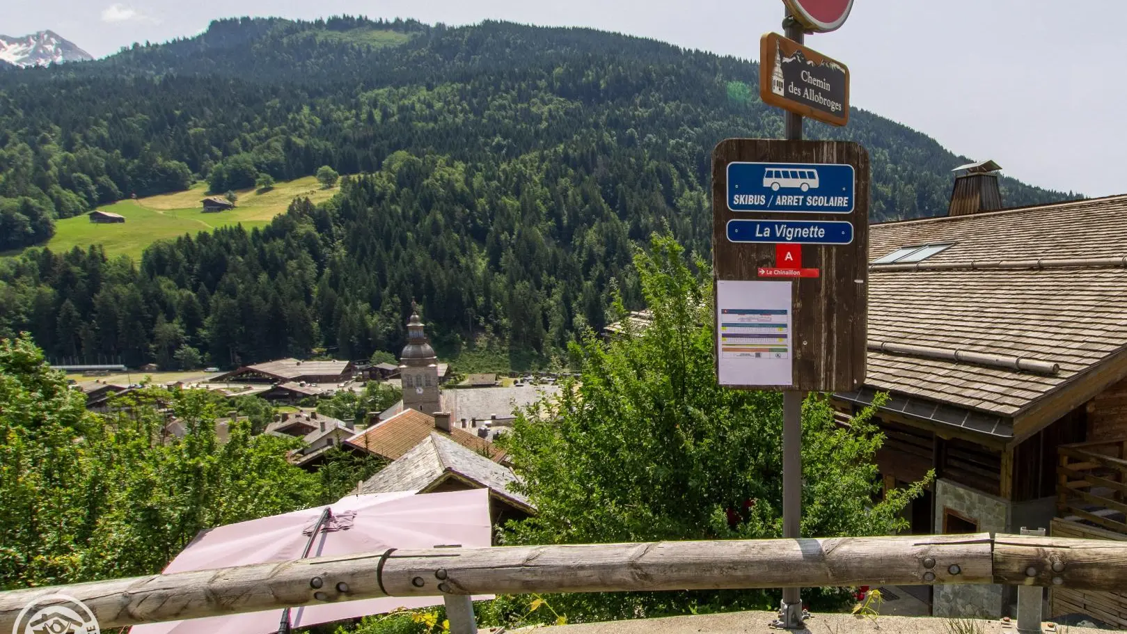 Arrêt navettes à côté du chalet