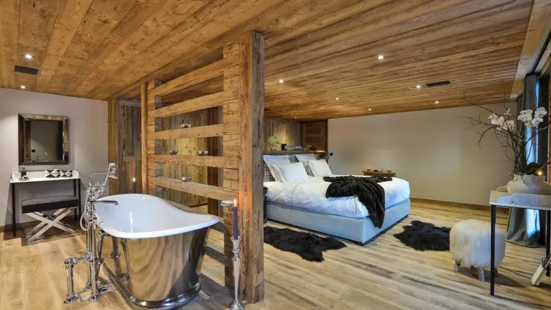 Grand chambre Maître avec salle de bain ouverte et access au jardin.