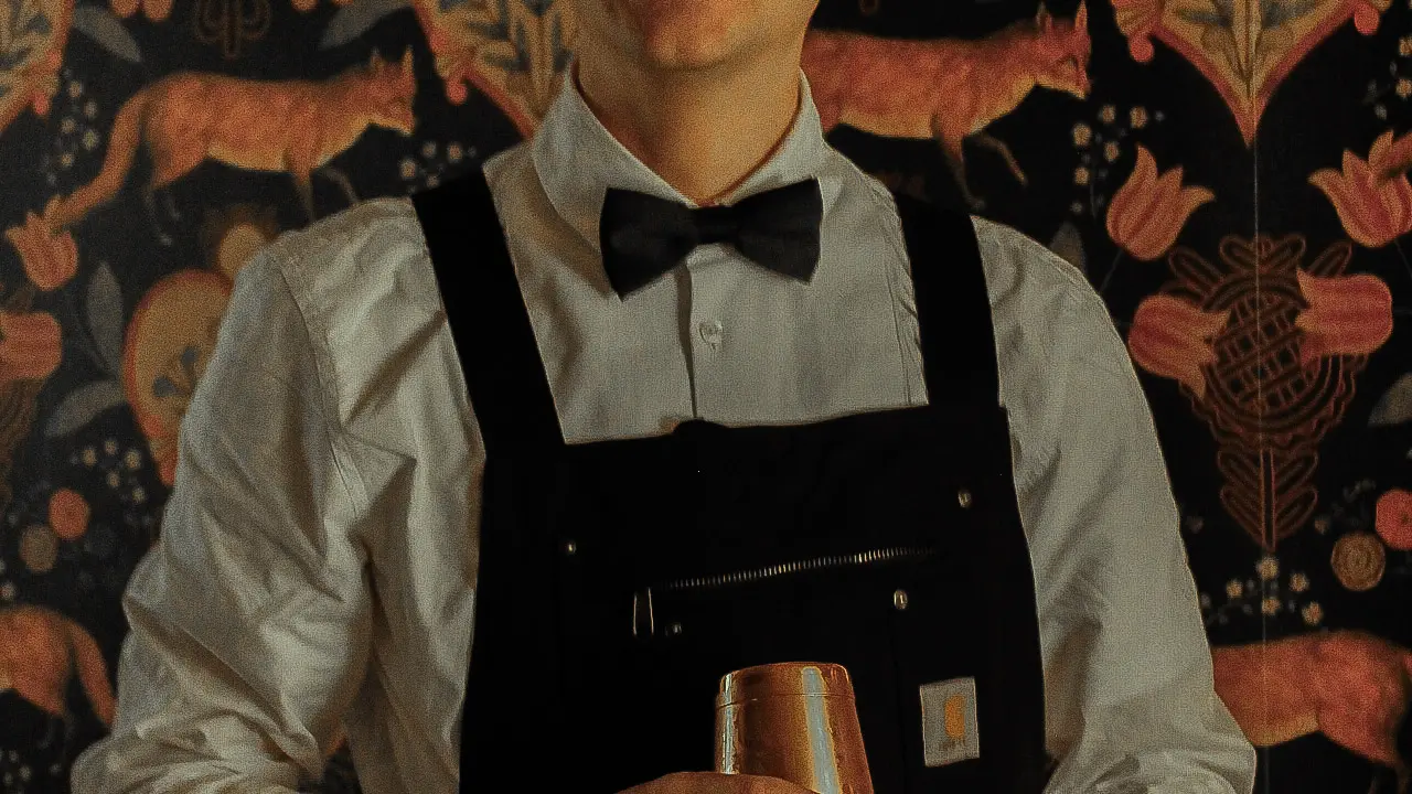 barman expérimenté, bar caché, cocktails, mixologie, bartender, zitto nice, port de nice, bar où sortir