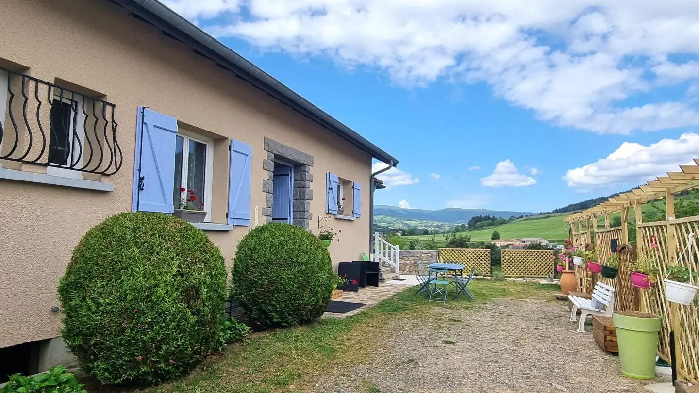 Maison côté Nord avec accès rdc par 3 marches.