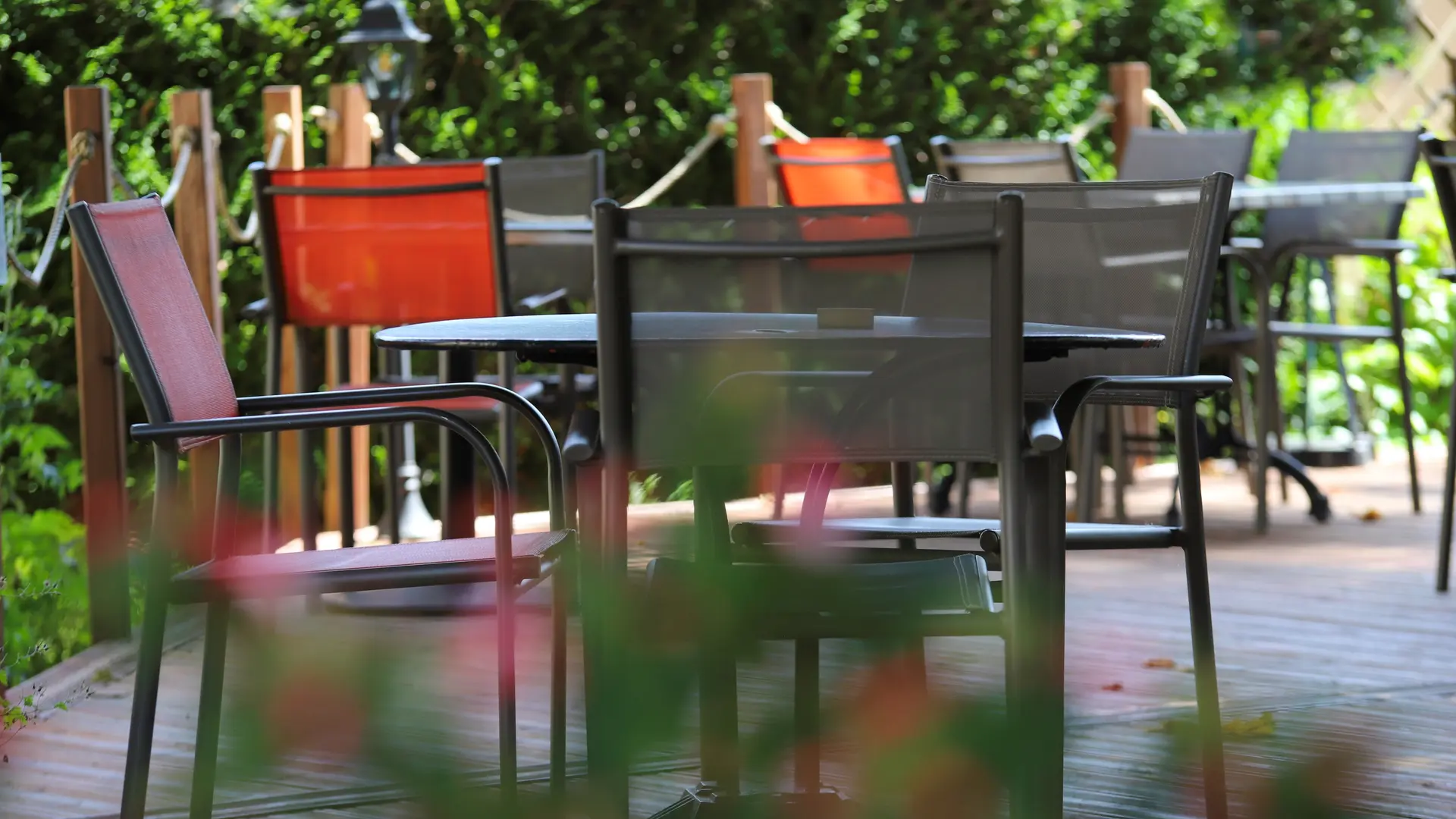 Espace extérieur calme et verdoyant du restaurant
