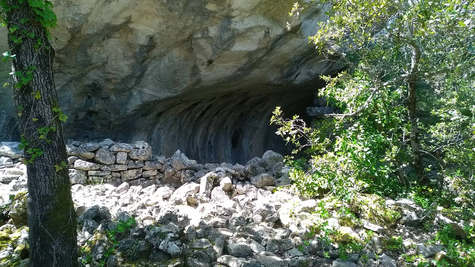 Vue sur une grotte avec une cavité remplie de pierres