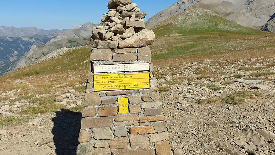 Stone marker at Pas du Lausson, 2,602 m, situated on a promontory and indicating several directions