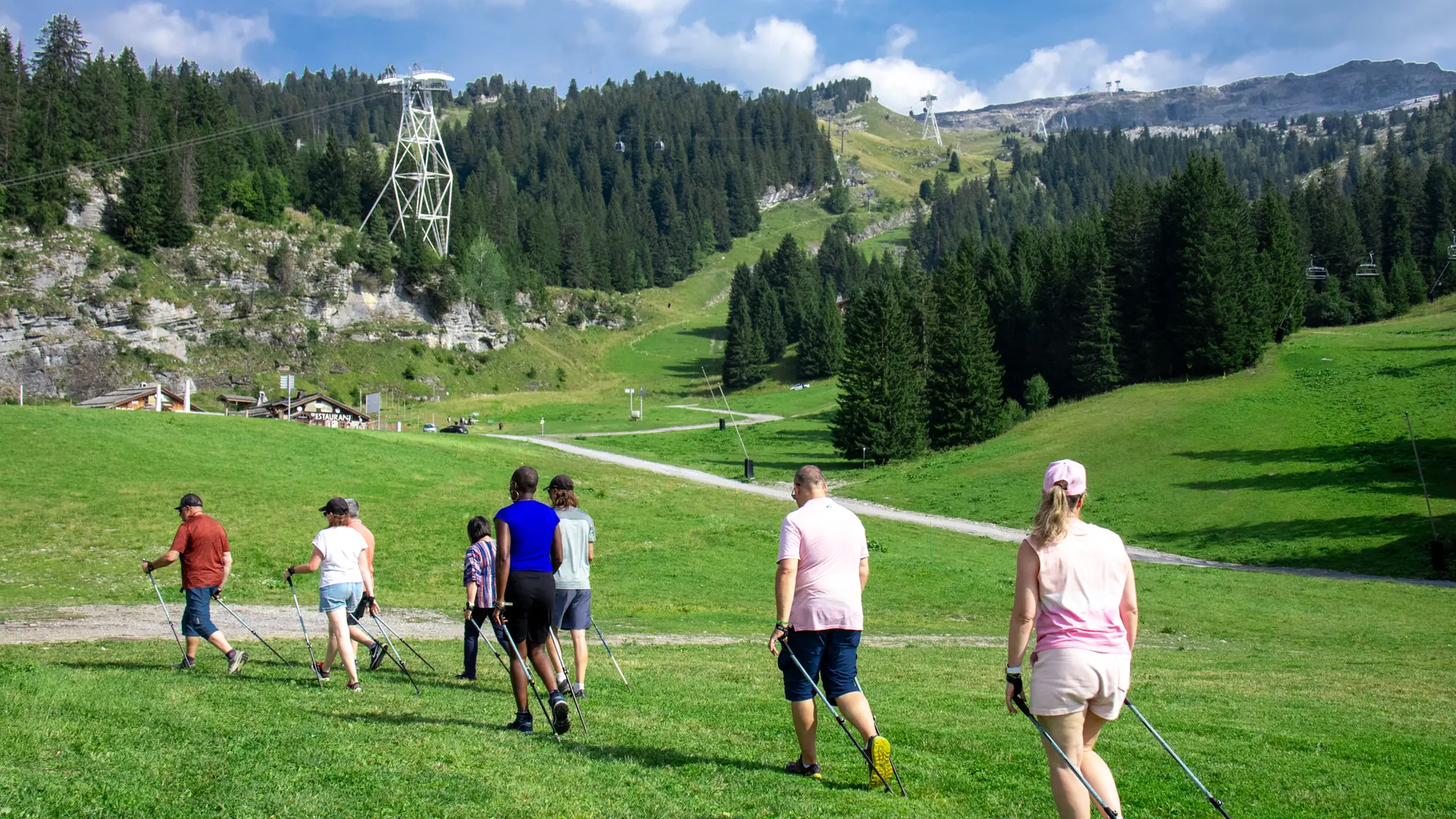 Wandelaars klimmen omhoog vanaf Flaine front de neige