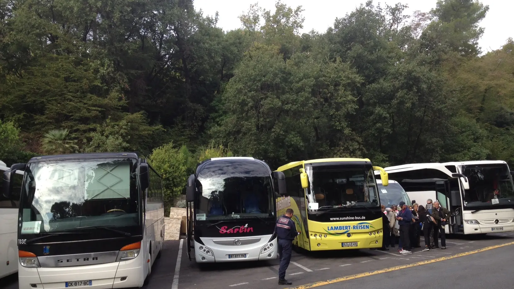 Parking réservé aux cars de tourisme