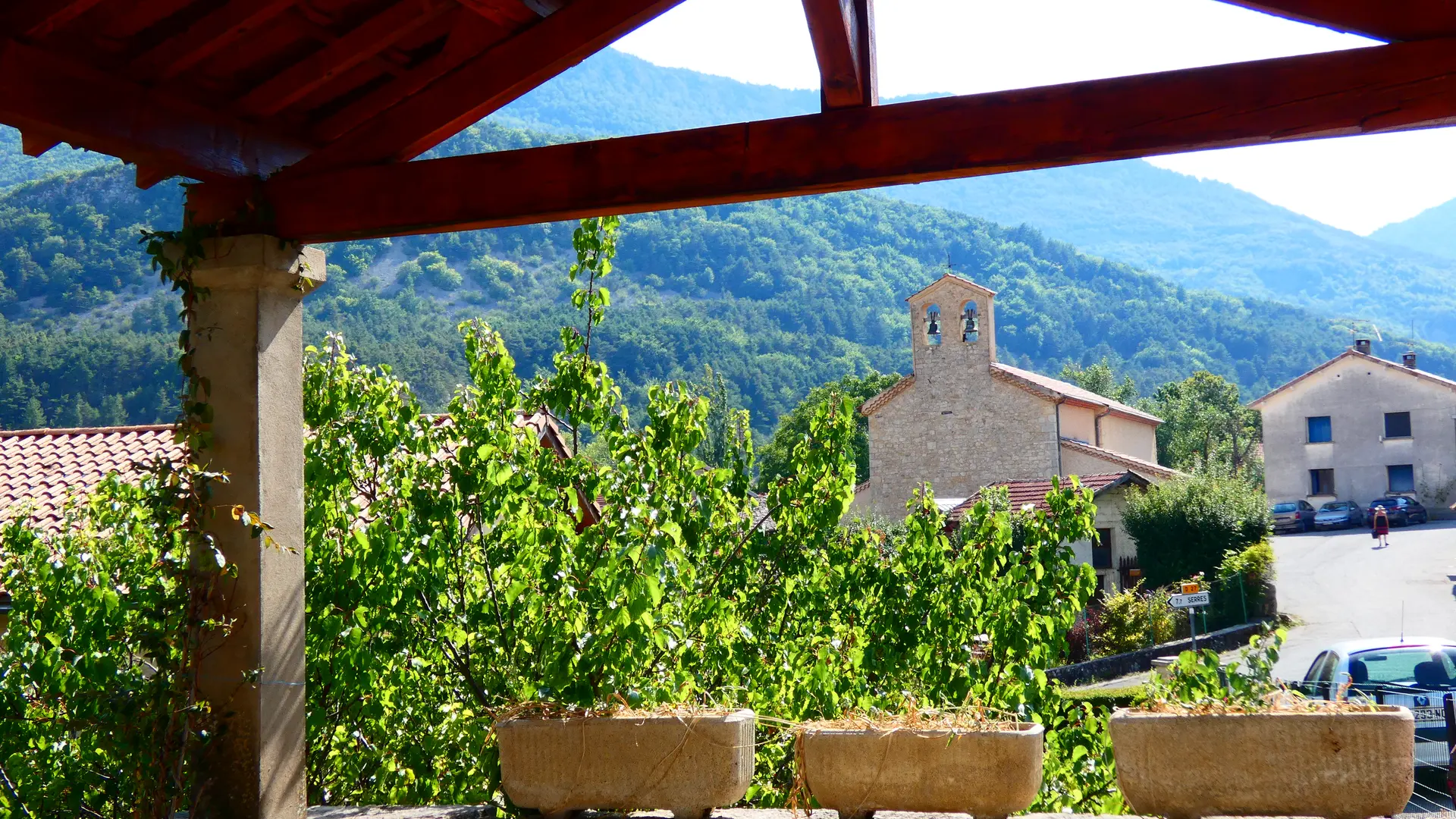 L'église depuis un des lavoirs du village