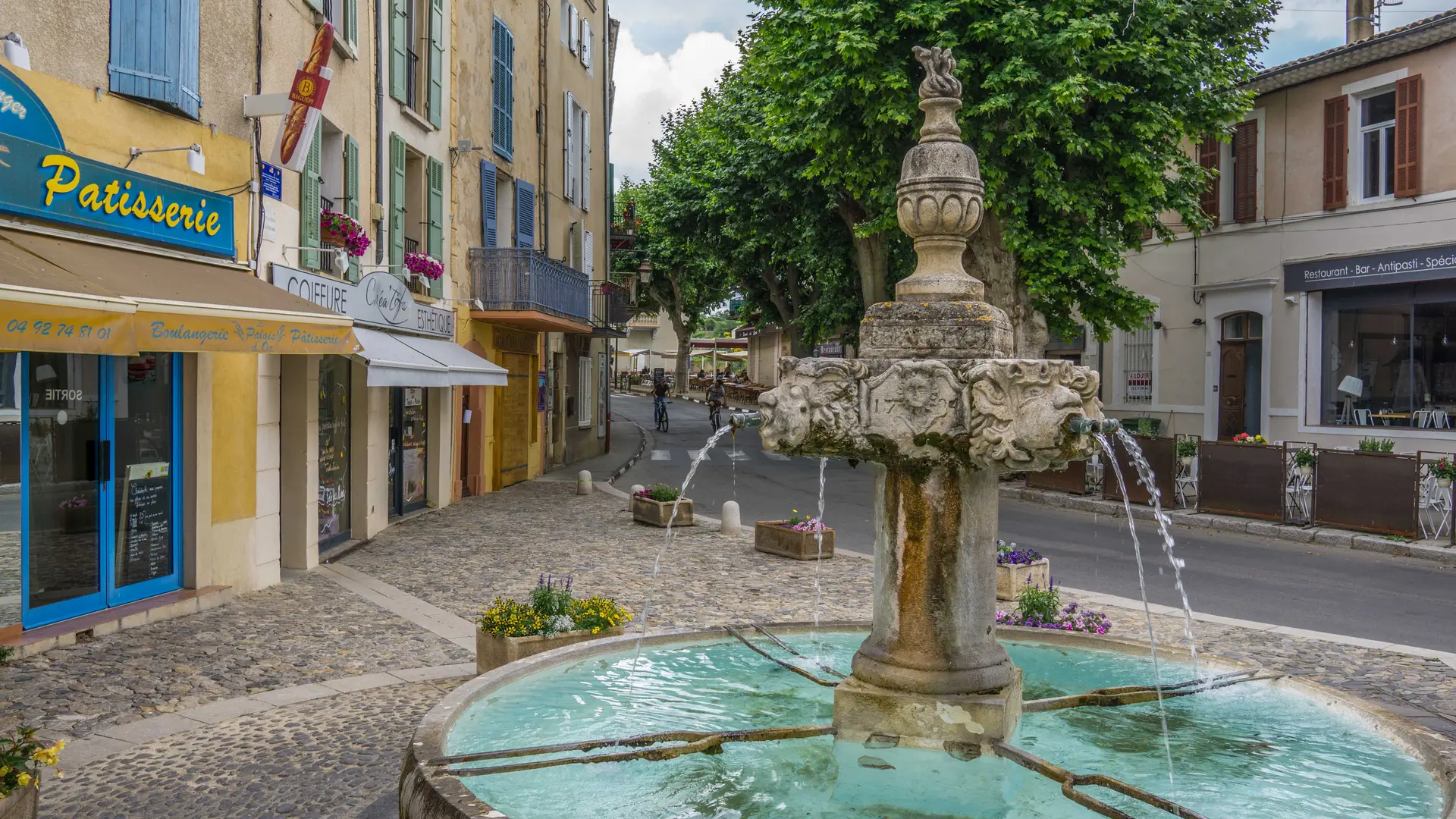 Fontaine du centre du village