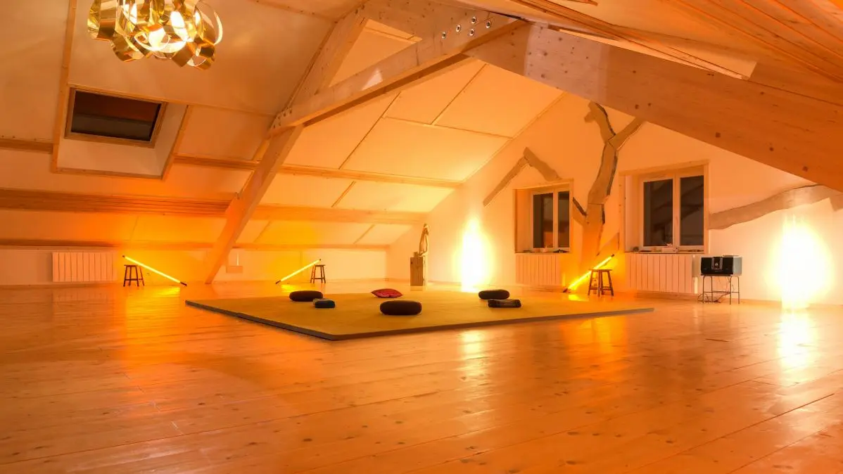 Salle Gaïa au 2ème étage, sous les toits de la Maison 180 m² au sol 90-100 m² utiles
