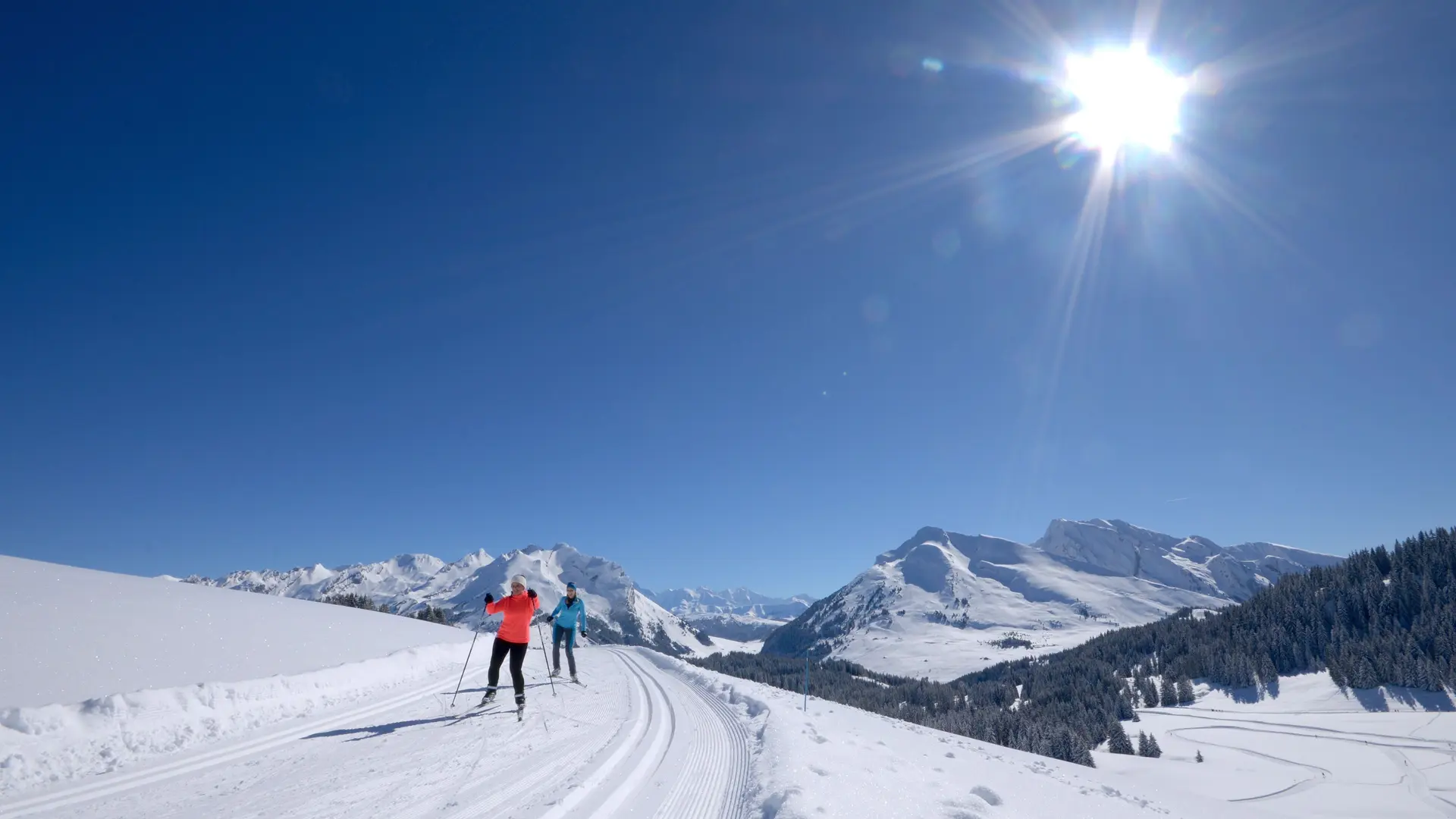 Skieurs de fond parcourant le plateau de Beauregard au soleil