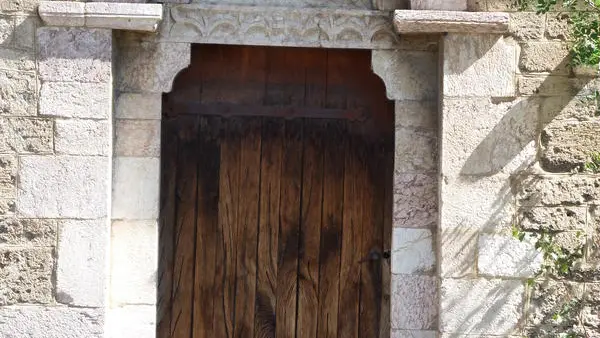 Portail de Saint-Jean avec la croix de l'Ordre des Hospitaliers