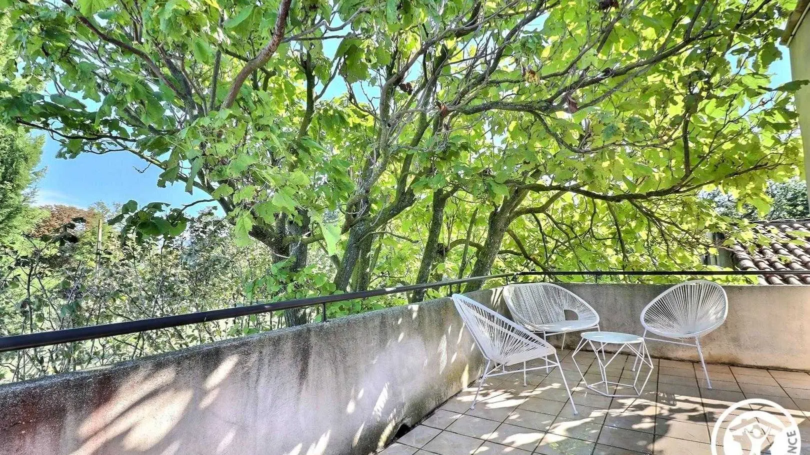 La terrasse devant la chambre de l'étage avec vue sur la campagne