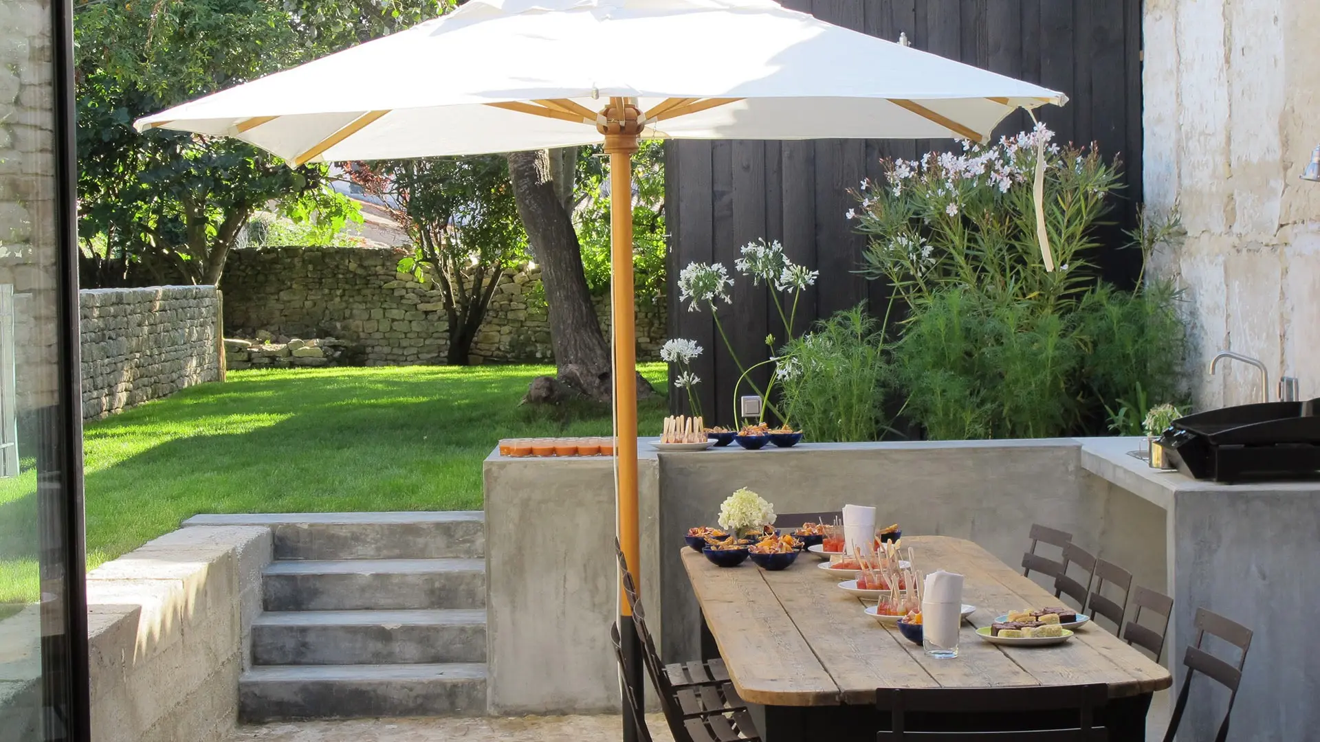 Außenterrasse und Essbereich