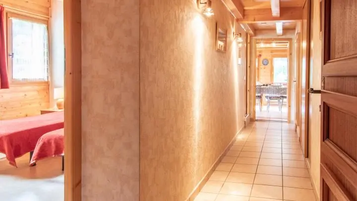 Entrée dans le gîte Les Cimes