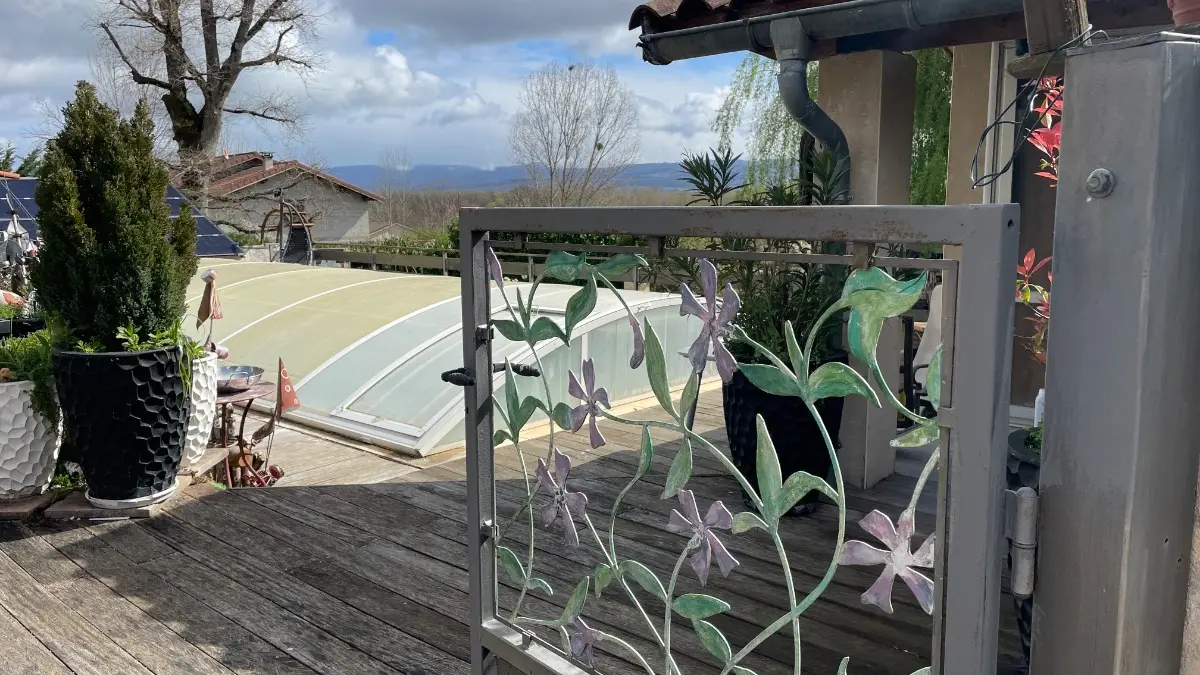 Une borne de recharge est disponible.