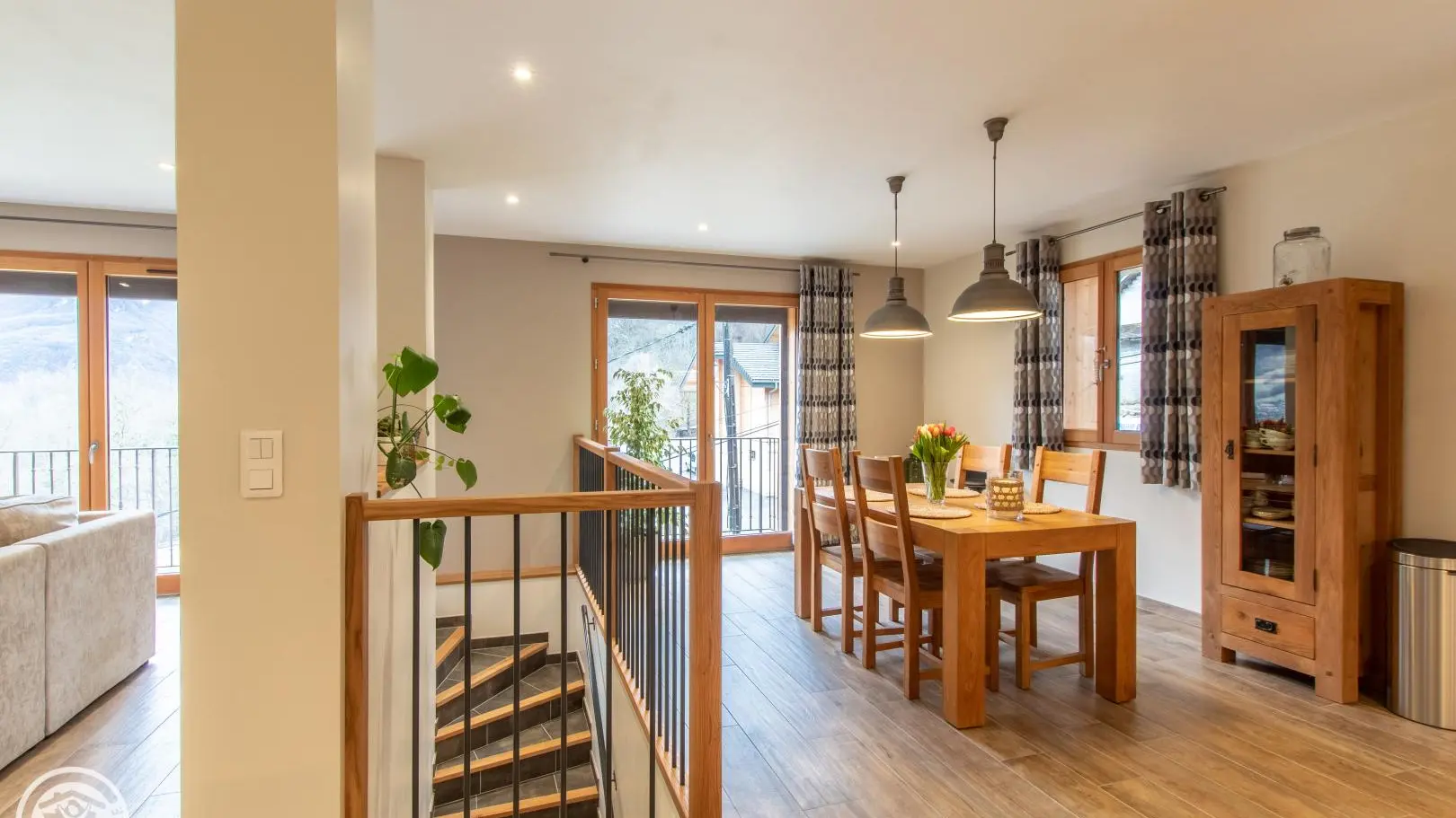 Salle à manger avec escalier qui arrive du premier étage.