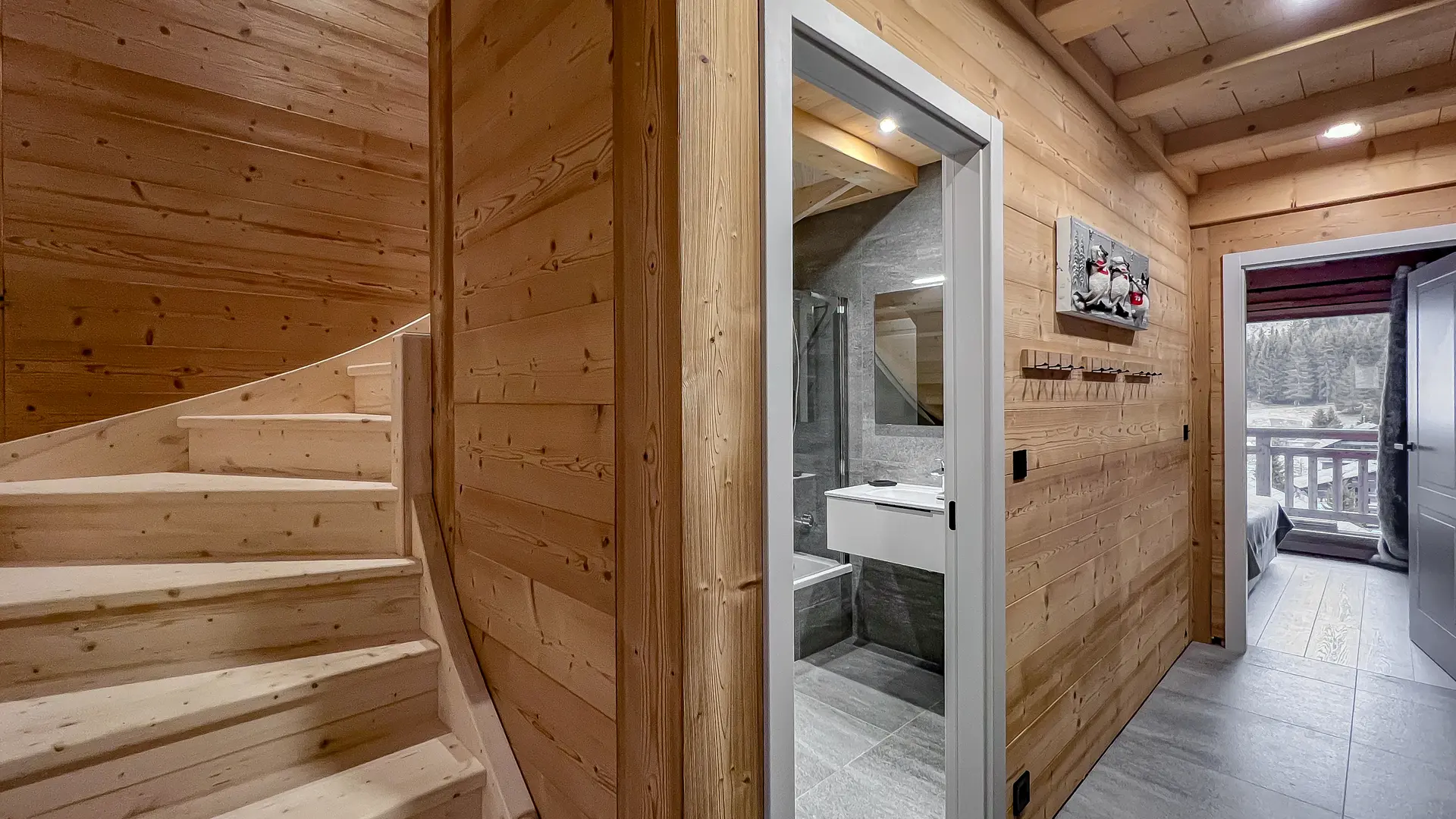 Escalier donnant accès à l'étage à proximité d'une salle de bains et d'une chambre