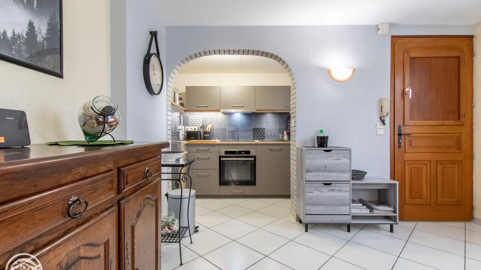 Vue sur cuisine et porte d'entrée