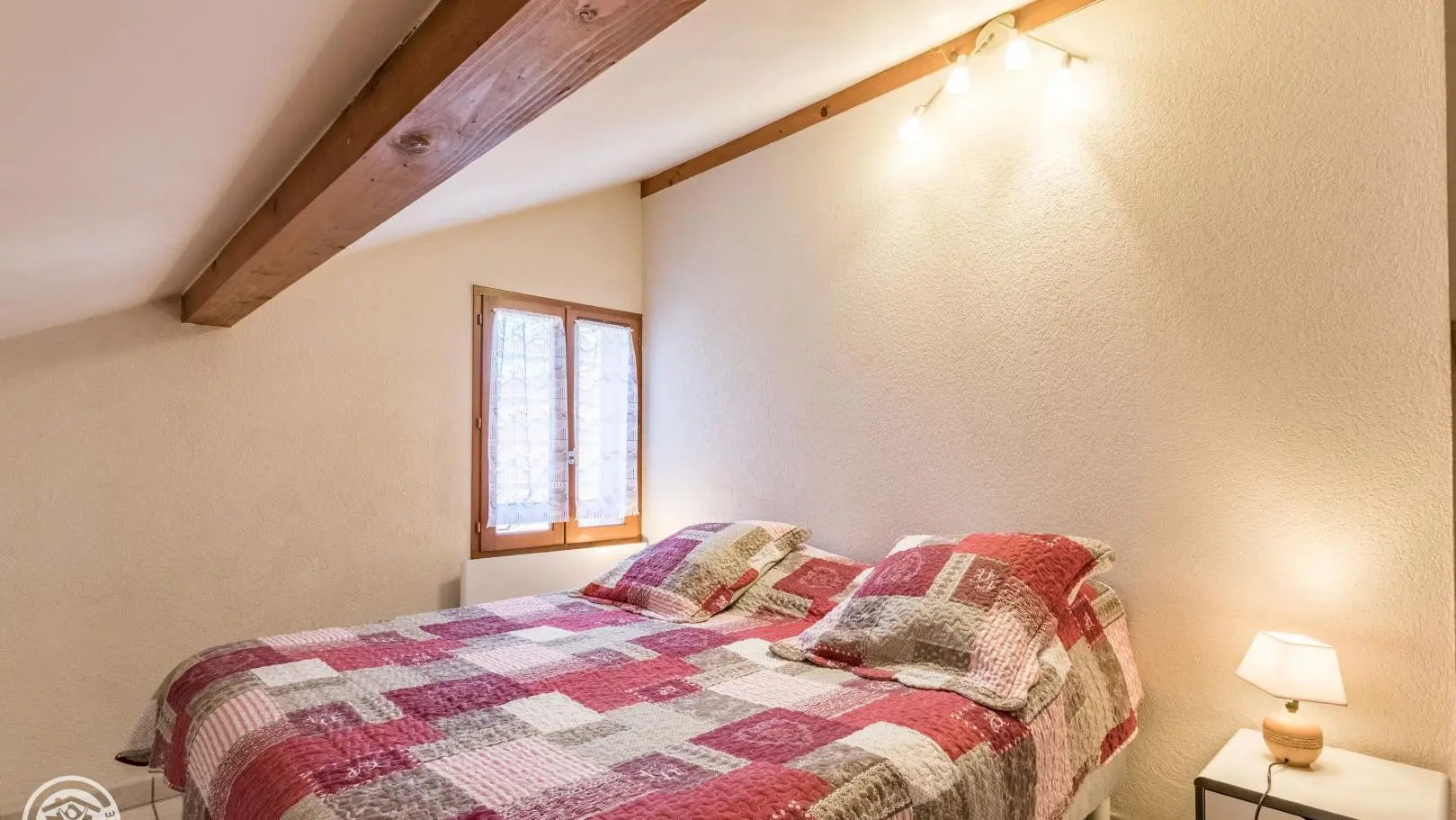 Chambre 1 avec rangements : 2 lits de 90x190cm (pouvant être jumelés)