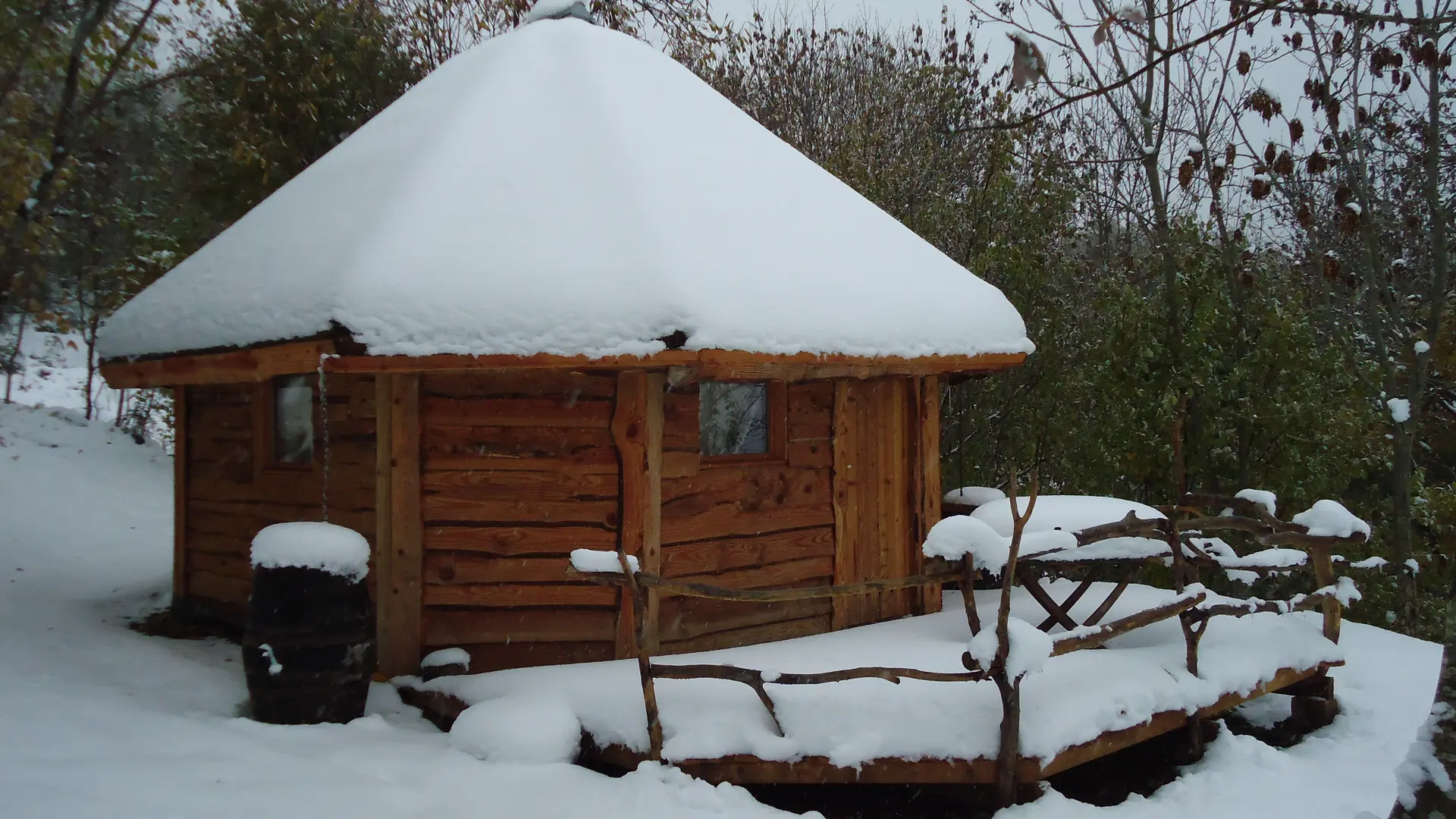 Cabane sous la neige