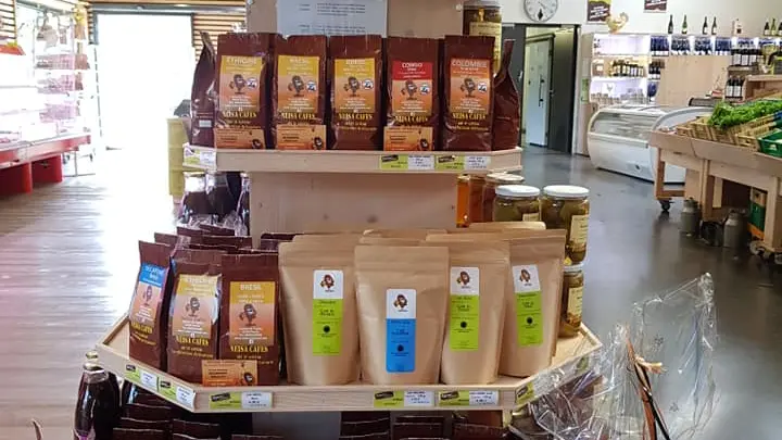 Stand de cafés dans un magasin producteur