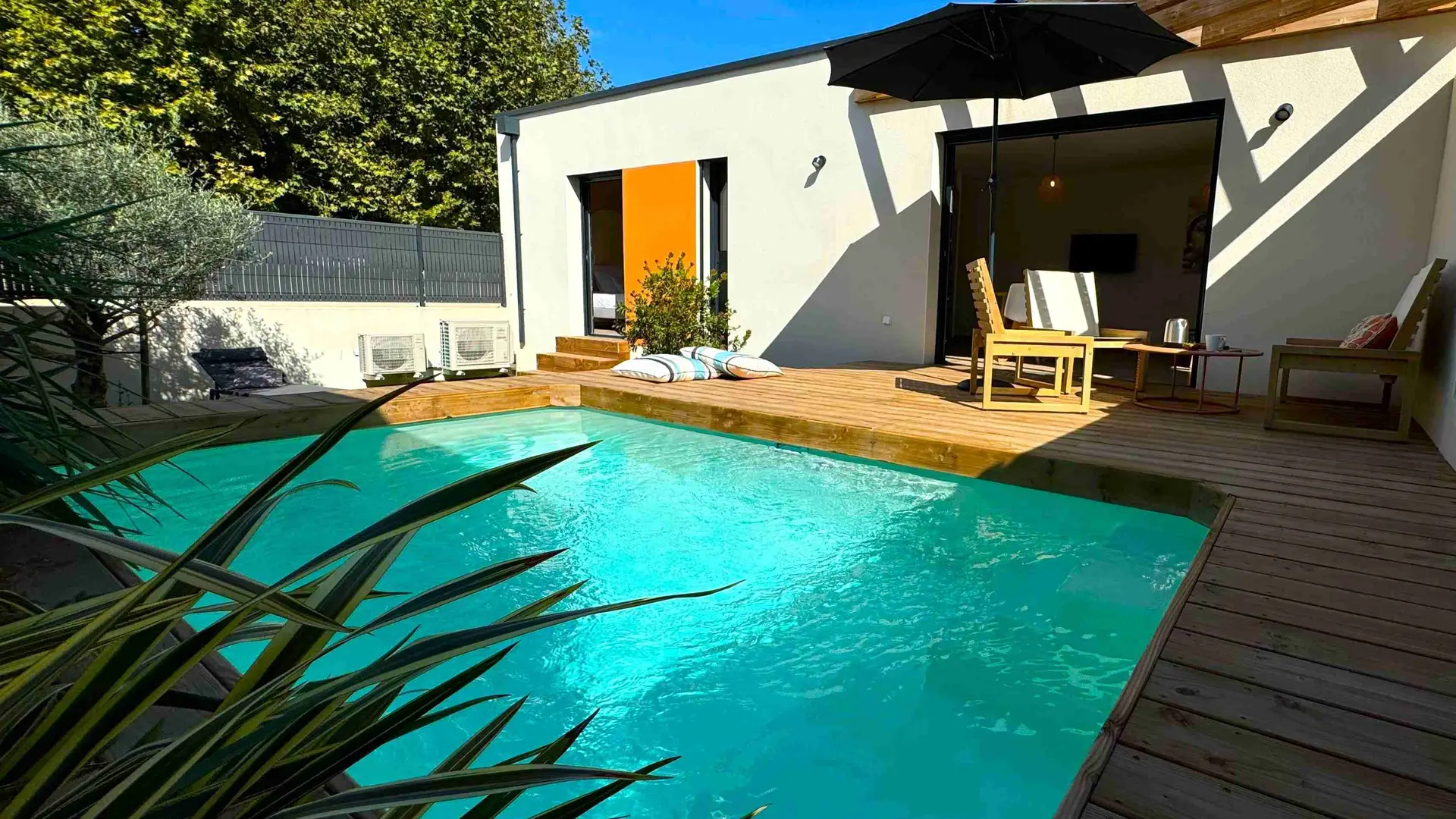 Daya Lodge - Lodge évasion_L'Isle-sur-la-Sorgue piscine terrasse bois