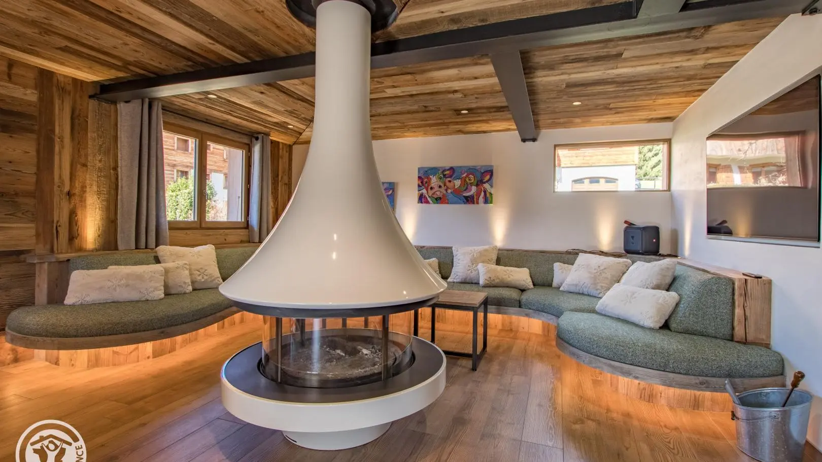 salon luxueux, cheminée centrale, bois fournis