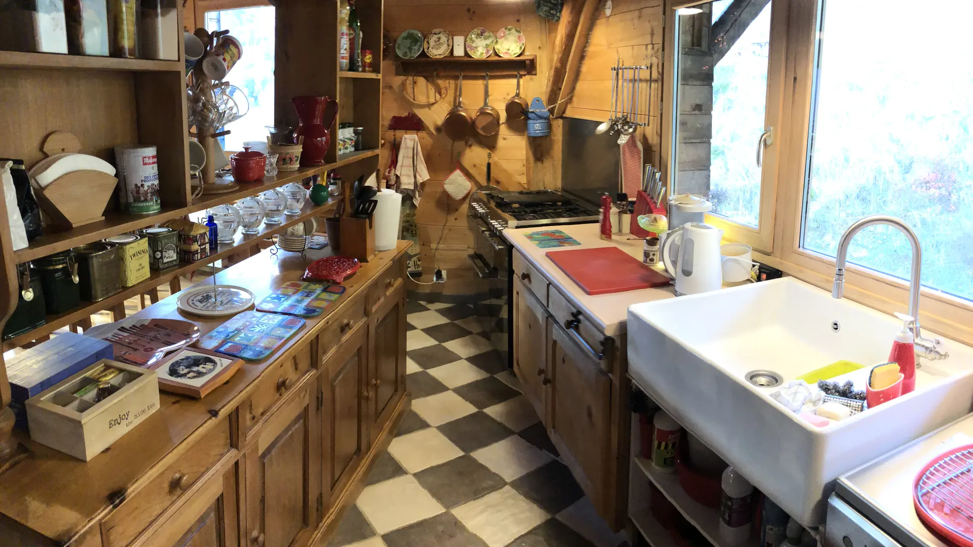 Coin cuisine lumineux avec une belle fenêtre
