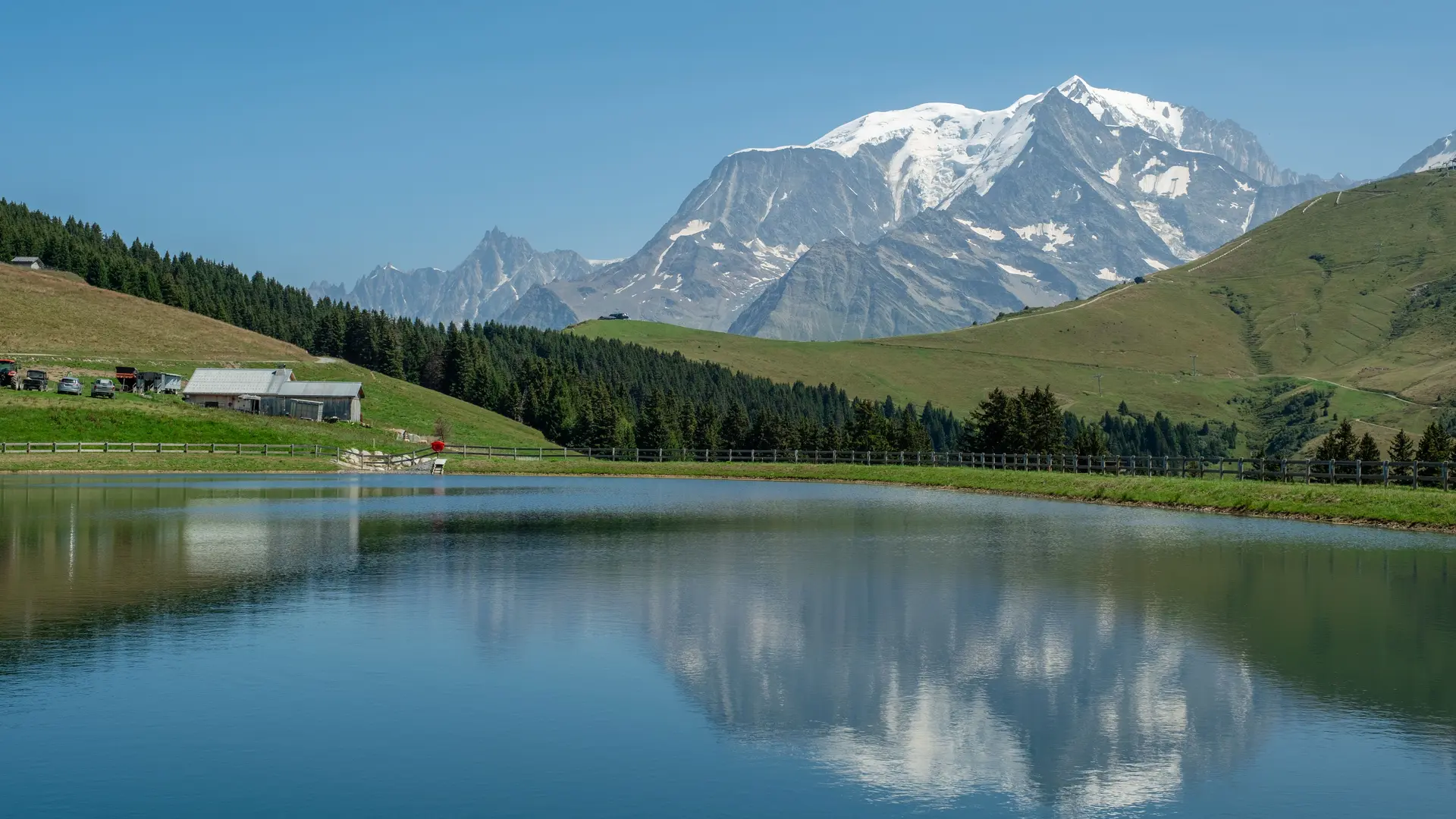 Lac de Joux avec l'Alpage de Joux et la vue sur le Mont-Blanc